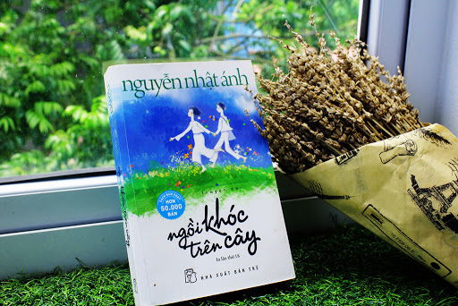 Ngồi khóc trên cây là cuốn tiểu thuyết của nhà văn nổi tiếng Nguyễn Nhật Ánh sáng tác 